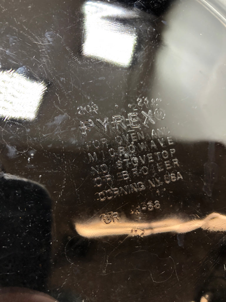 CLEAR ROUND PYREX BAKING DISH.