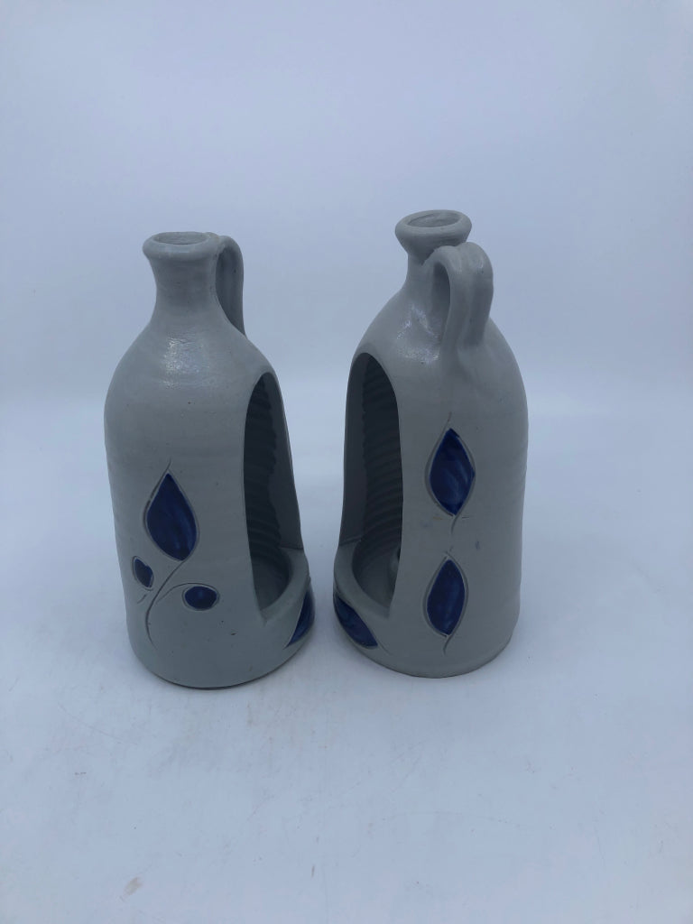 2PC WILLIAMSBURG POTTERY BLUE LEAF PATTERN TAPER CANDLE HOLDER.