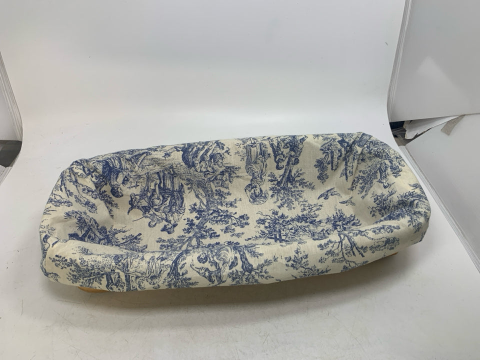 BREAD BASKET W/ PROTECTOR AND BLUE/WHITE VICTORIAN PEOPLE LINER