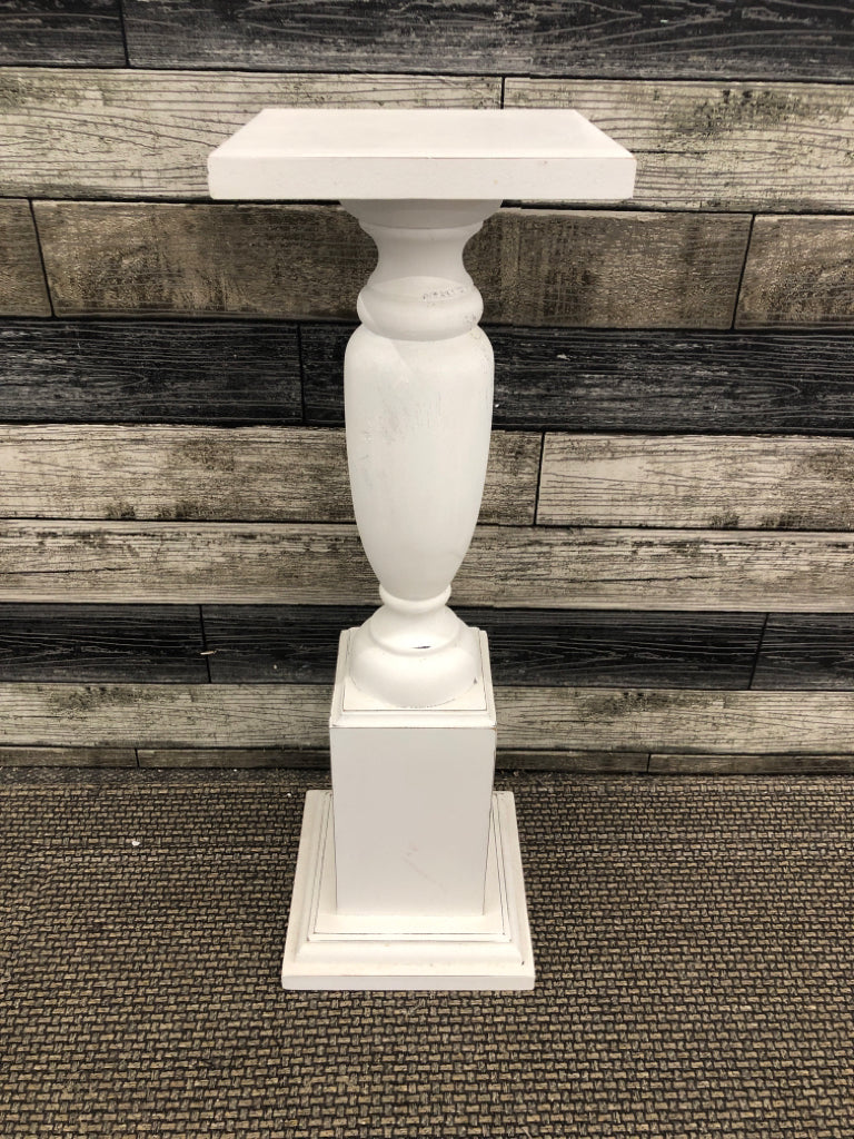 FARMHOUSE STYLE WHITE WOODEN PLANT STAND.