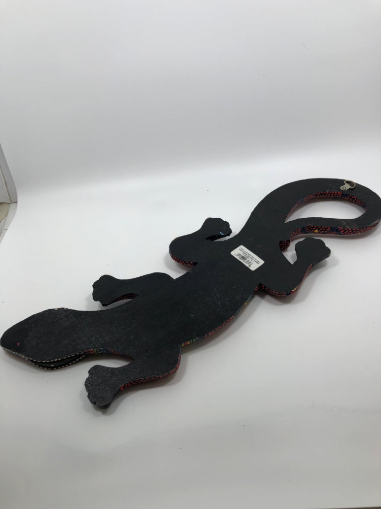 MULTI COLORED WOOD GECKO.