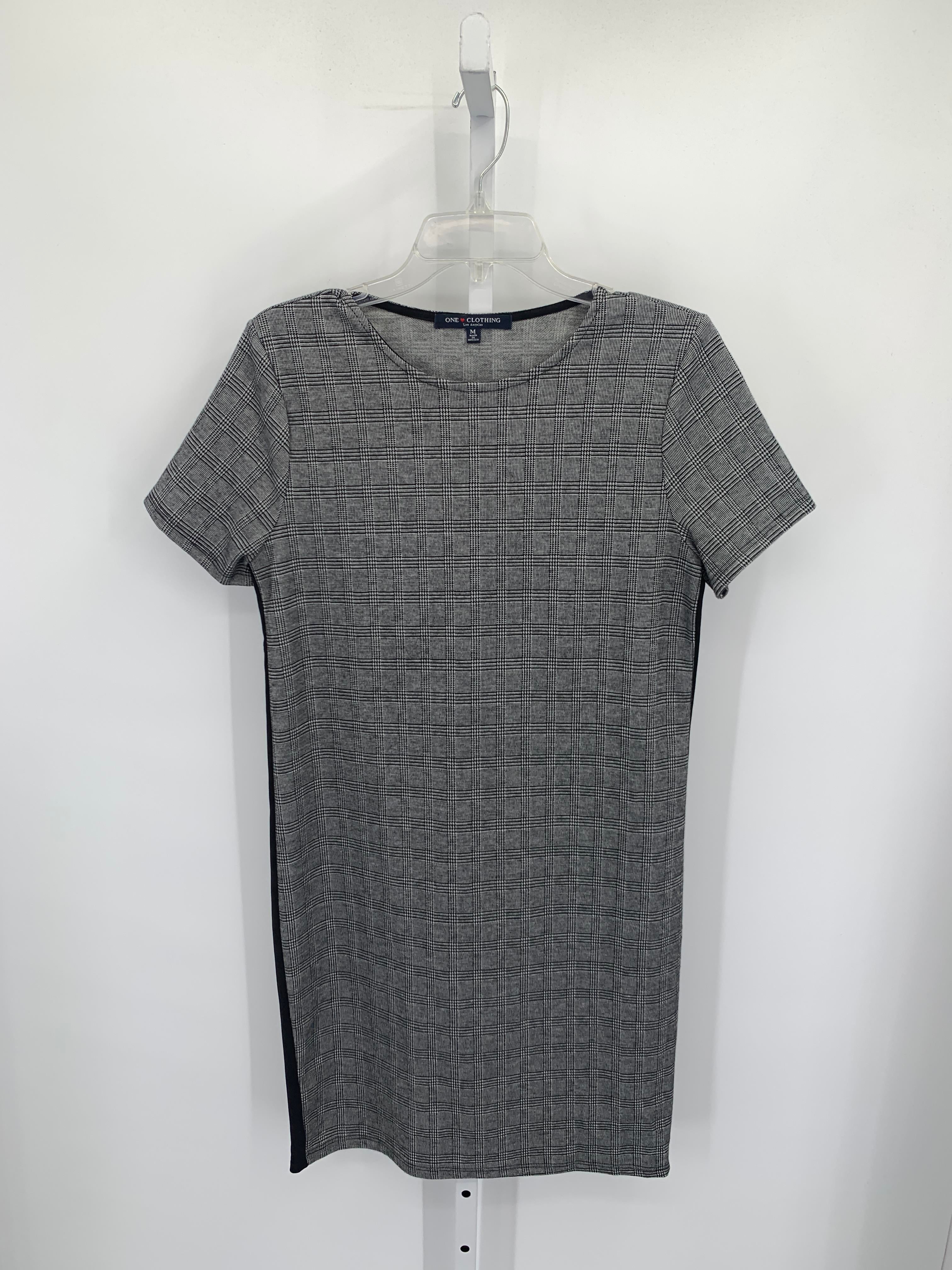 One Clothing Size Medium Misses Short Sleeve Dress