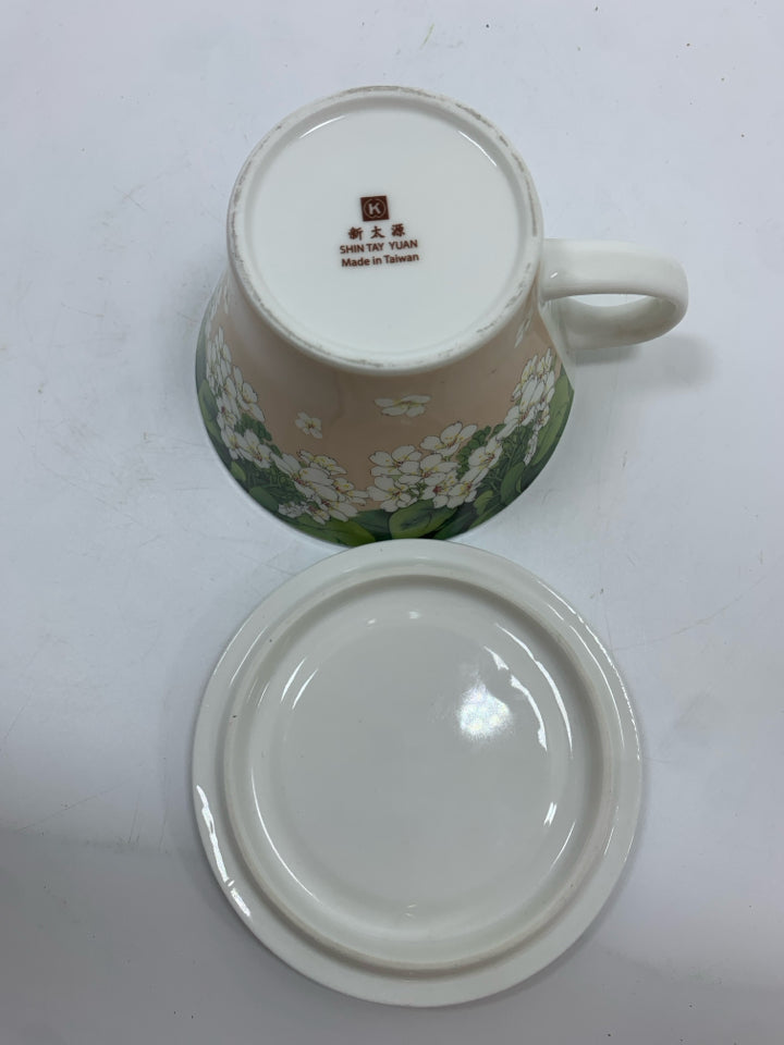 WHITE FLOWER COFFEE MUG W/LID.