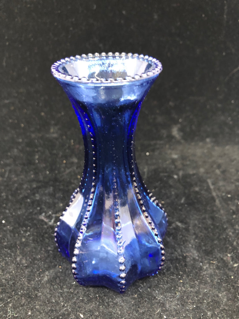 VTG SMALL BLUE VASE.