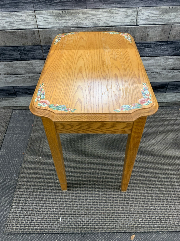 OAK RECTANGLE SIDE TABLE W/ PAINTED CORNERS.