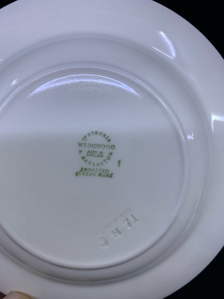 VTG WHITE WEDGWOOD EMBOSSED GRAPES & LEAVES ASH TRAY.