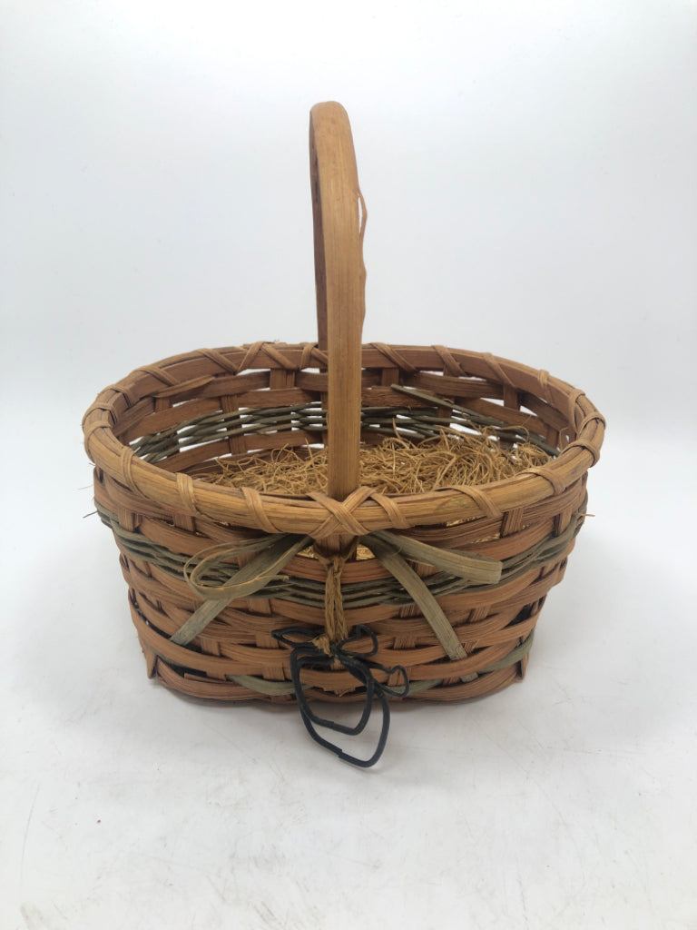 SM WICKER BASKET W/GREEN BOW & APPLE CHARMS.