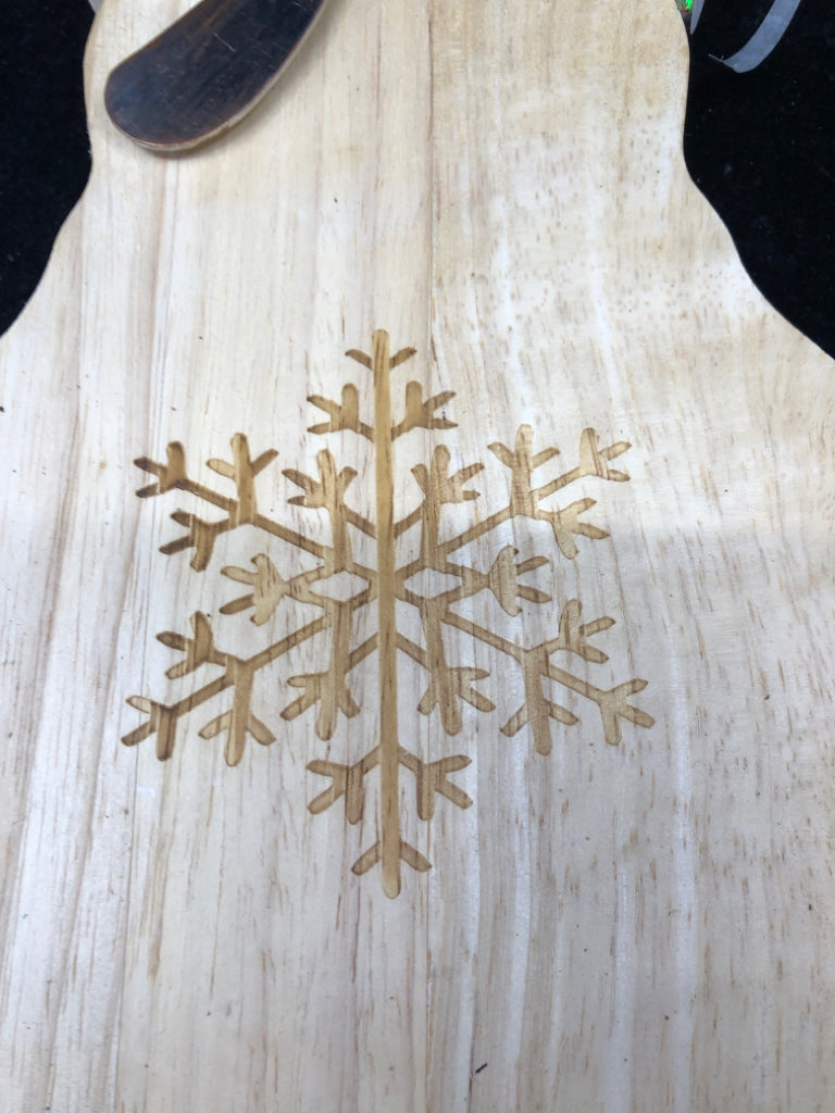 BLONDE WOOD SNOWMAN SHAPED CHEESE BOARD W/ SILVER SNOWMAN SPREADER.