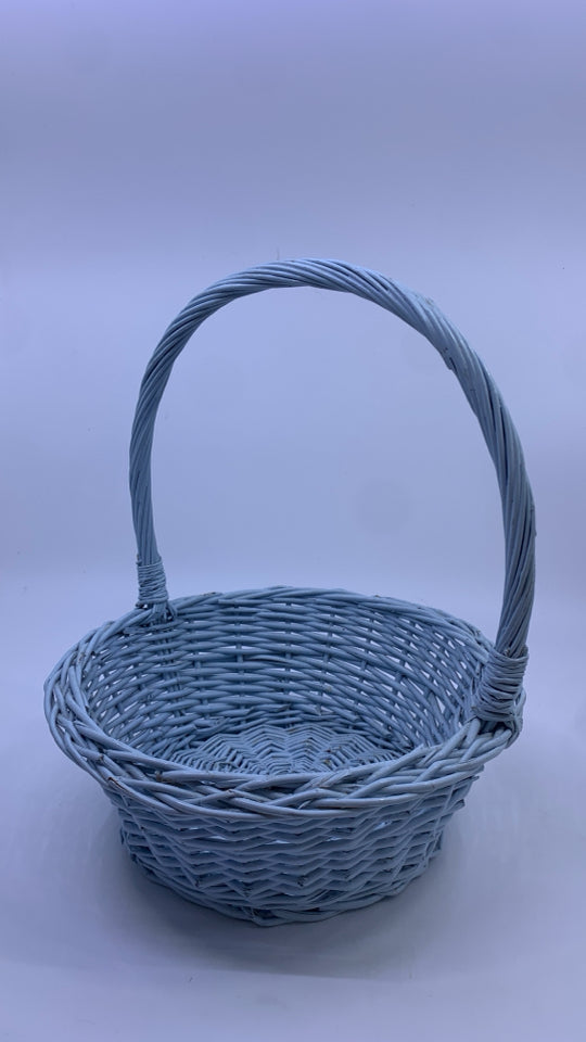 LIGHT BLUE BASKET W/HANDLE.
