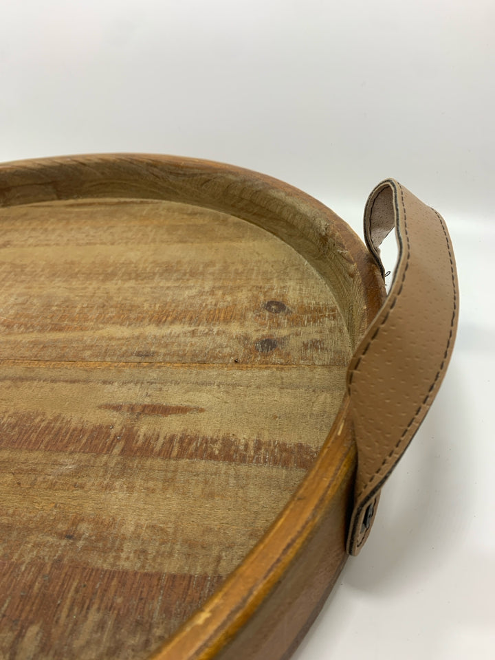 ROUND WOODEN TRAY W/LEATHER HANDLES.