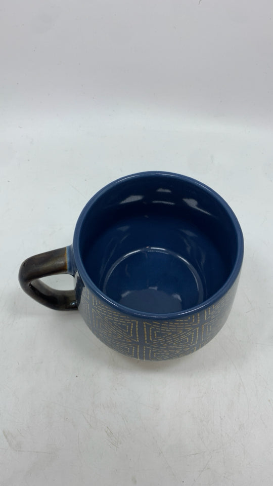 GOLD TRIANGLE STONEWARE MUG.
