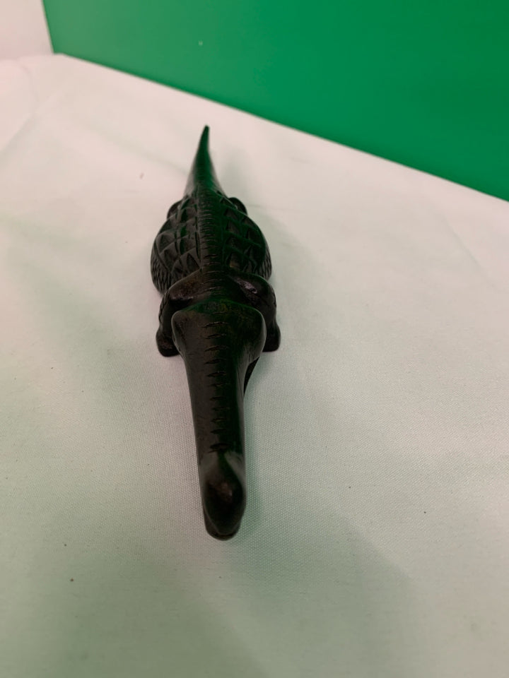 WOOD CARVED ALLIGATOR.