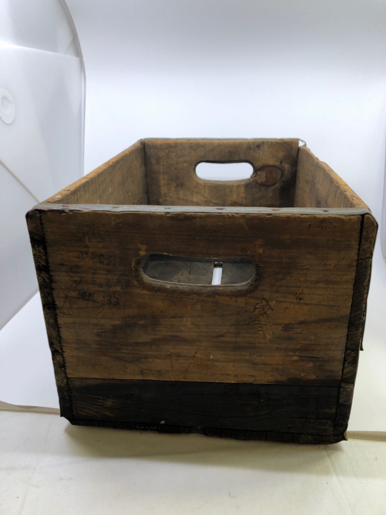 VINTAGE WOOD BEVERAGE CRATE W/METAL EDGES.