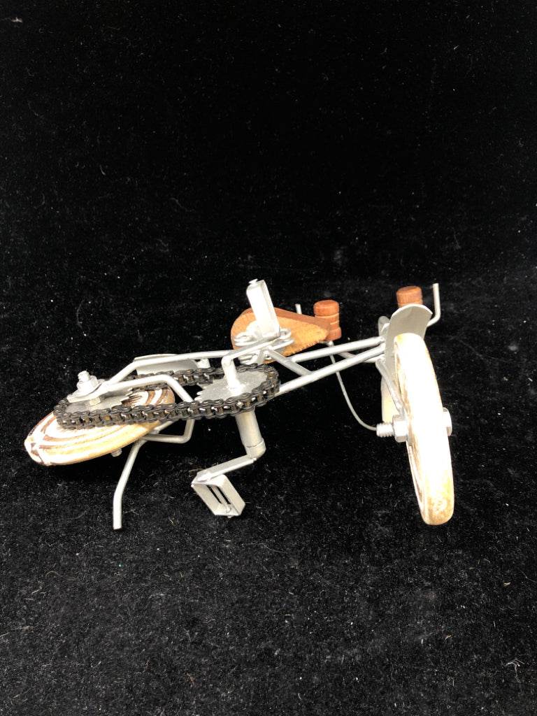 SMALL METAL BICYCLE W/ WOOD HANDLES WELDED DECOR.