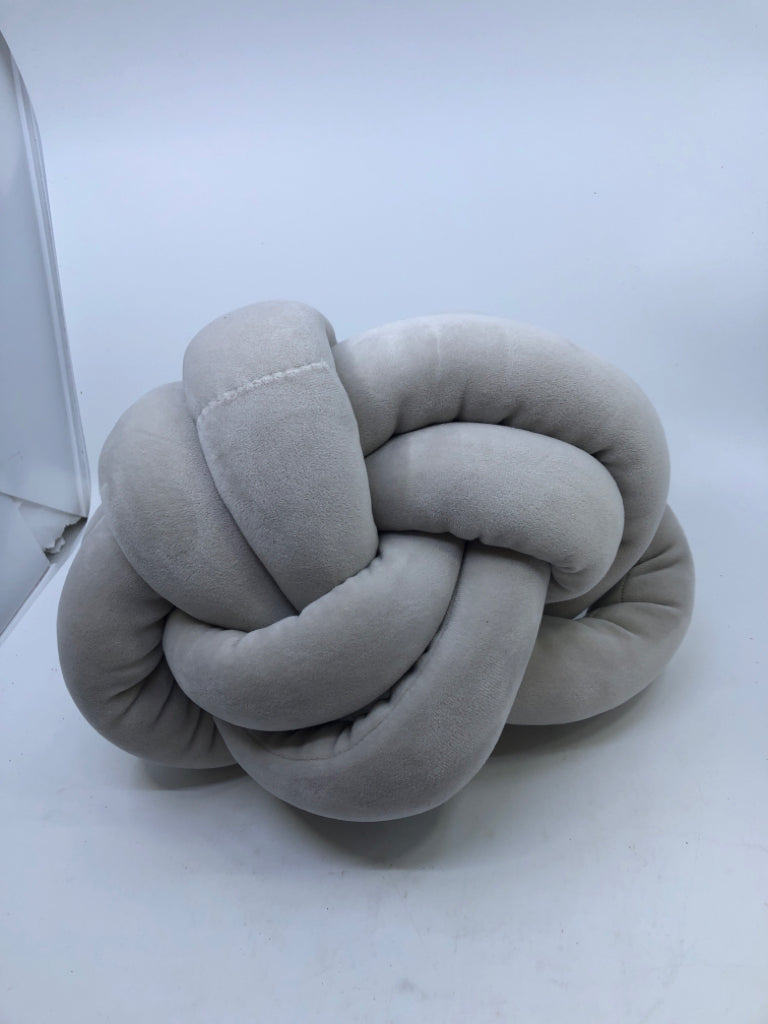 GREY KNOT PILLOW.