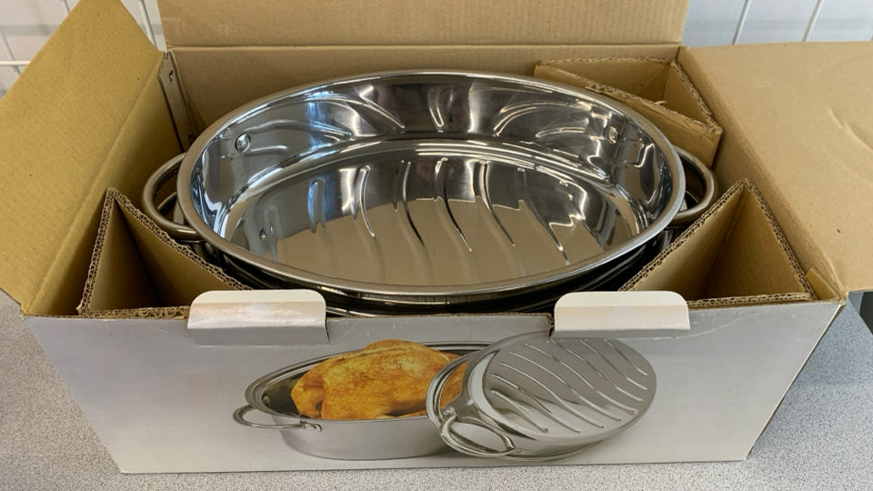 OVAL ROASTER W/LID IN BOX.