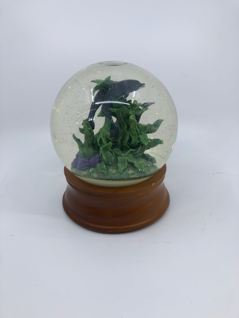 DOLPHIN JUMPING MUSICAL SNOW GLOBE.