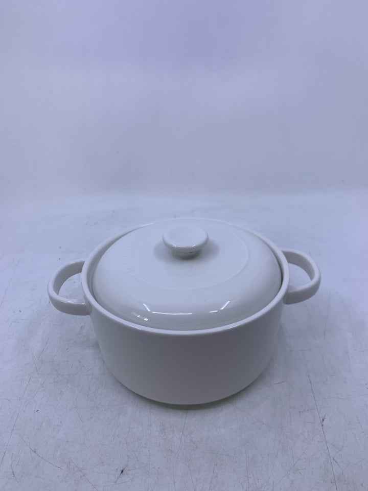 WHITE CIRCLE BAKING DISH W/ LID HANDLES.