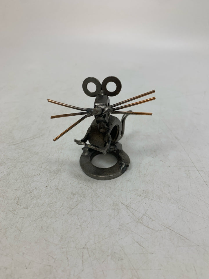 WELDED SMALL METAL MOUSE FIGURE.