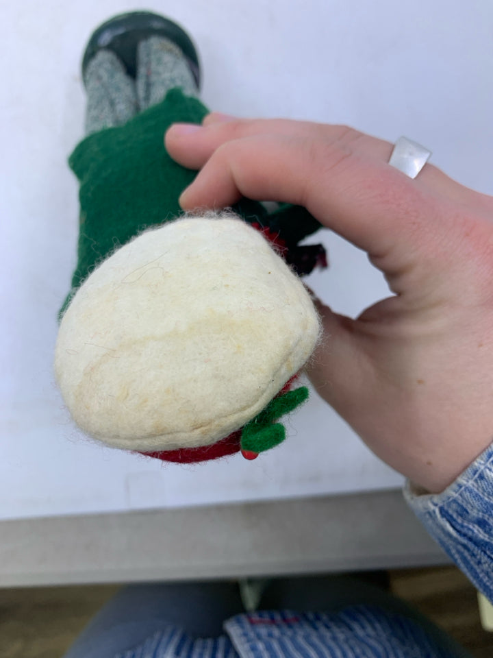 1987 BYERS' CHOICE BOY CAROLER WITH MUSIC.