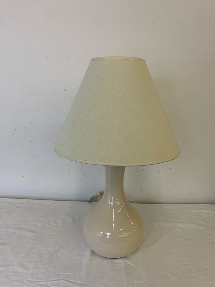 CREAM CRACKLE CERAMIC BASE W/ CREAM SHADE LAMP.