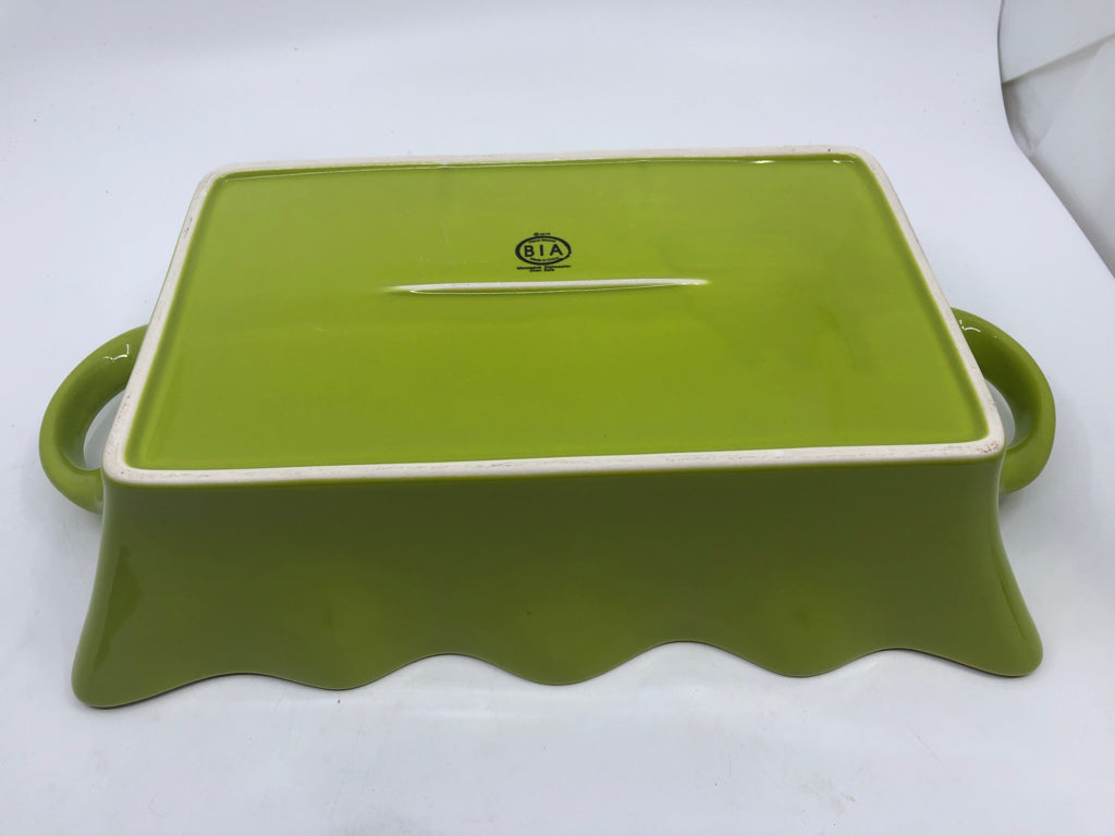 GREEN WAVY EDGE RECTANGLE SERVING DISH W HANDLES.