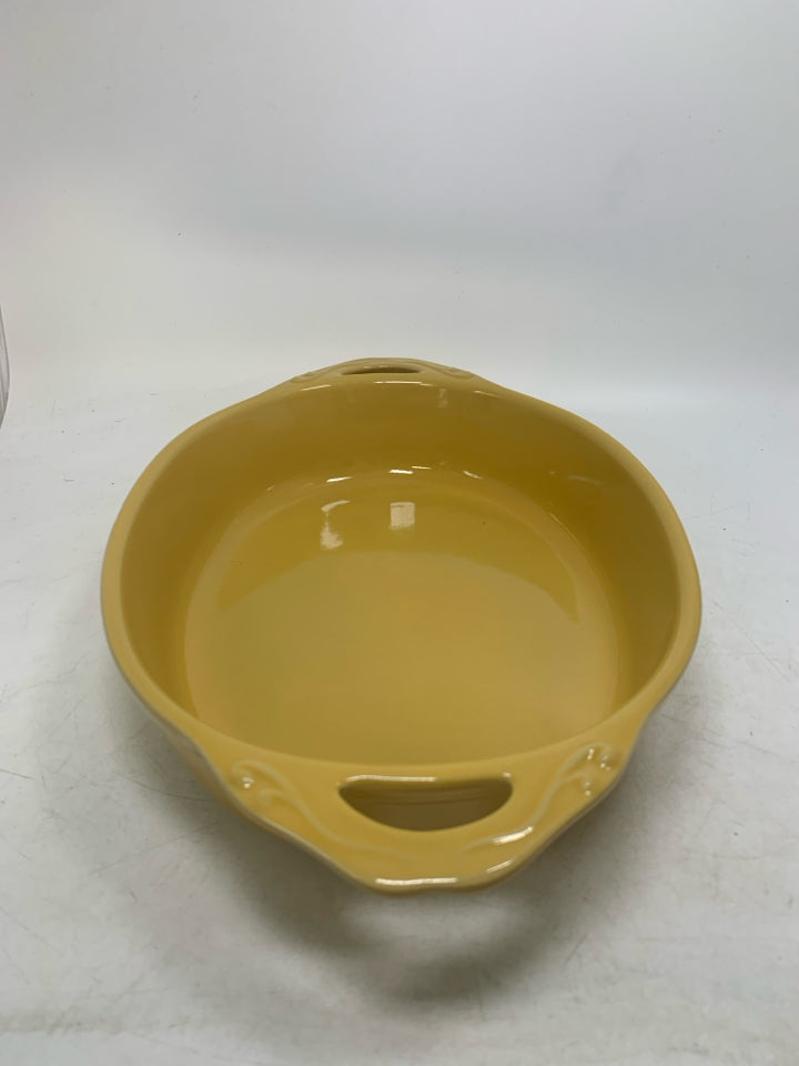 OVAL STONEWARE BAKING DISH W/ HANDLES.