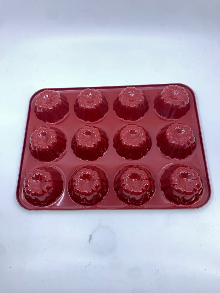 RED ENAMEL MINI BUNDT PAN.