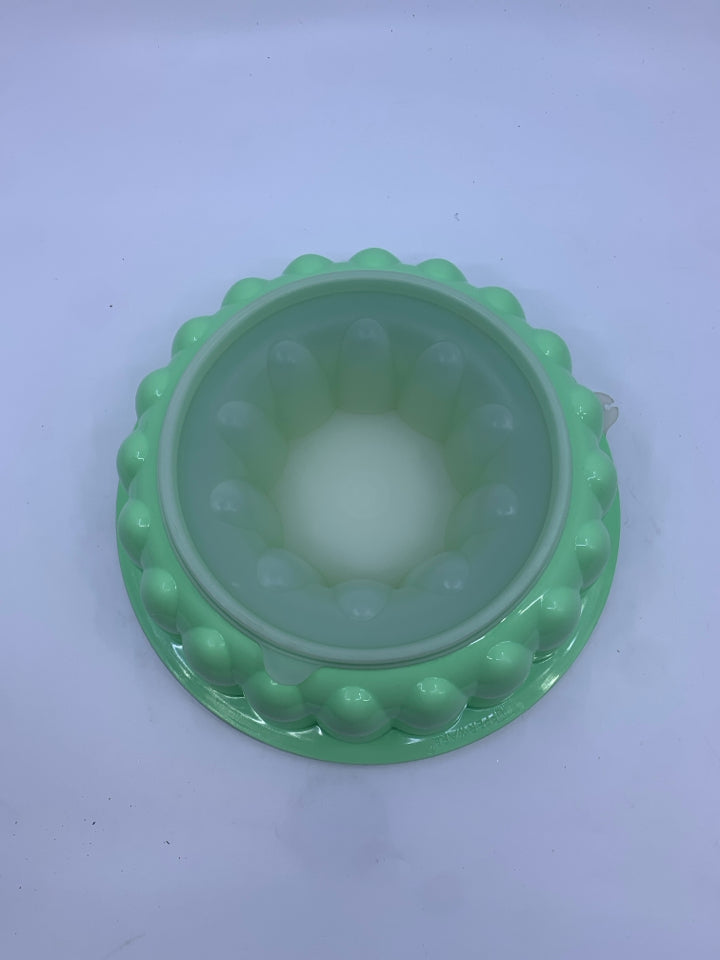 VTG GREEN TUPPERWARE JELLO MOLD.