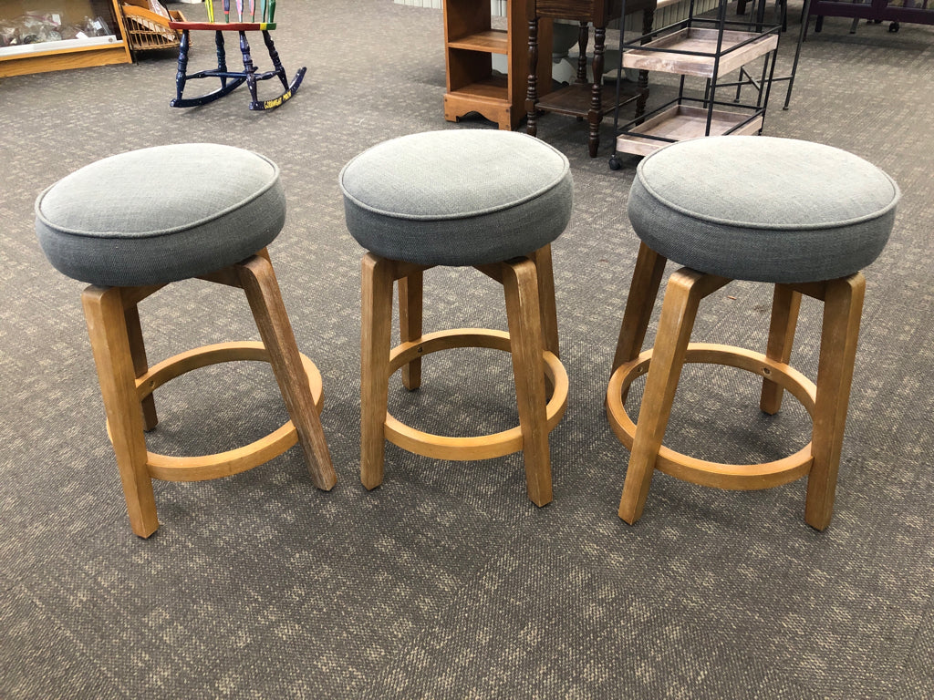 3 SWIVEL BAR STOOLS W/GRAY SEAT.