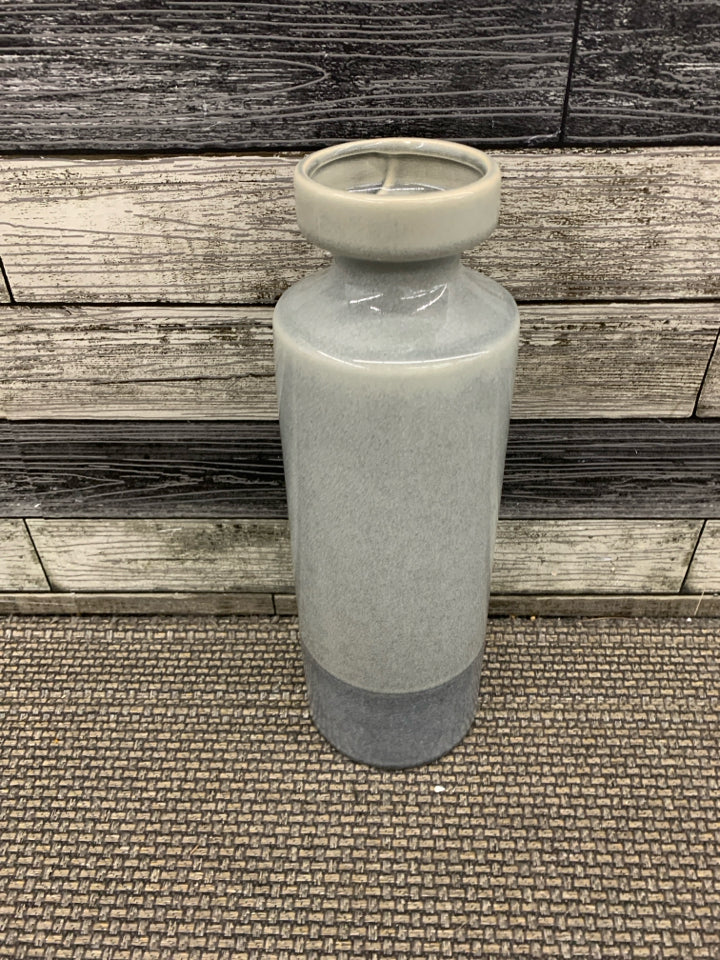 SM DISTRESSED GRAY CERAMIC VASE.