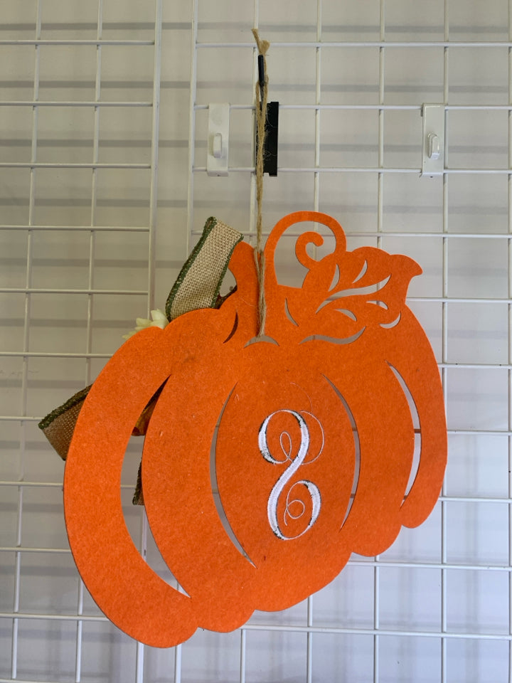 FELT "S" PUMPKIN W/FAUX FLOWER DOOR HANGING.