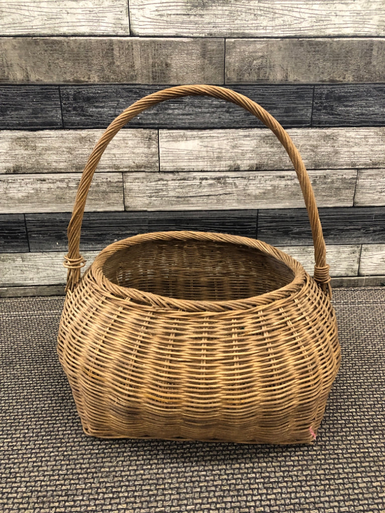 LARGE WOVEN SQUARE BOTTOM BASKET W HANDLE.