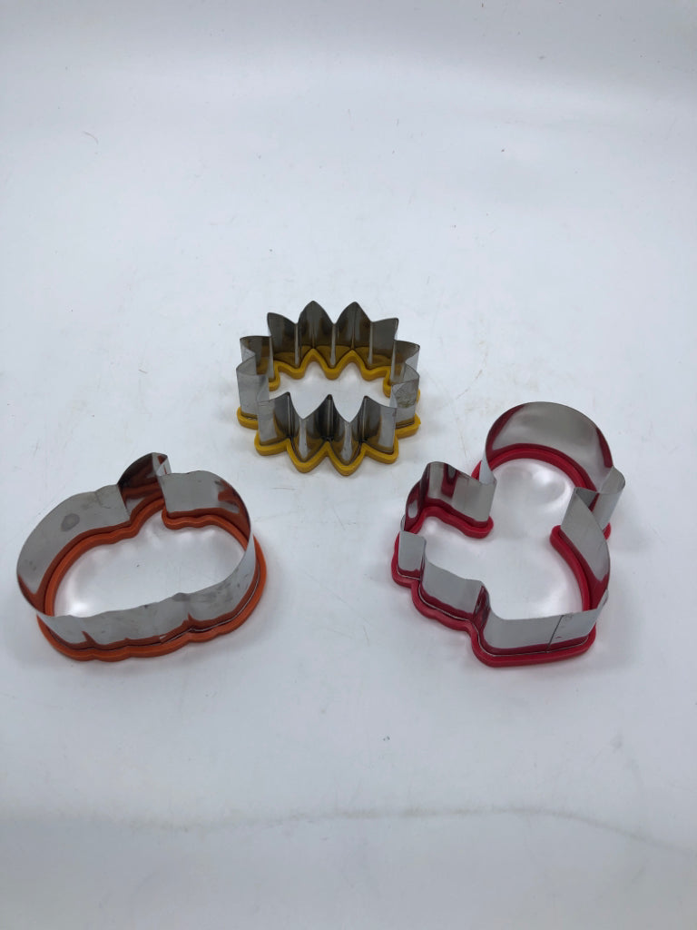 3 FALL THEMED COOKIE CUTTERS.