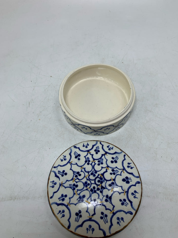 WHITE W/ BLUE DETAILS CIRCLE COVERED DISH.