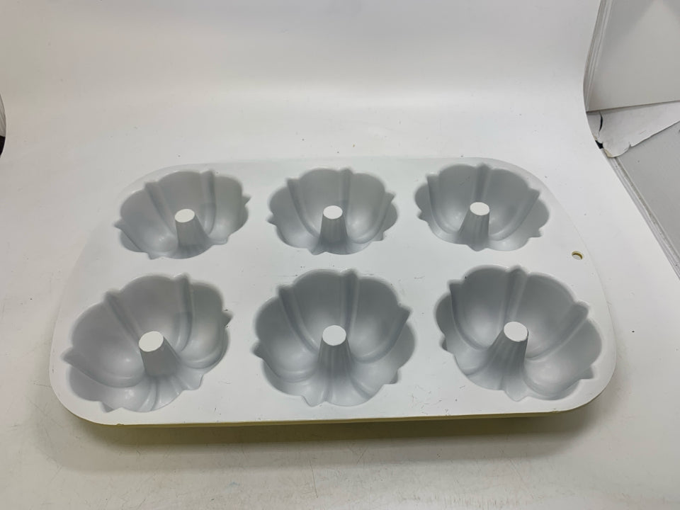 BUNDTLETTE CAST ALUMINUM MINI BUNDT 6 CAVITY PAN.