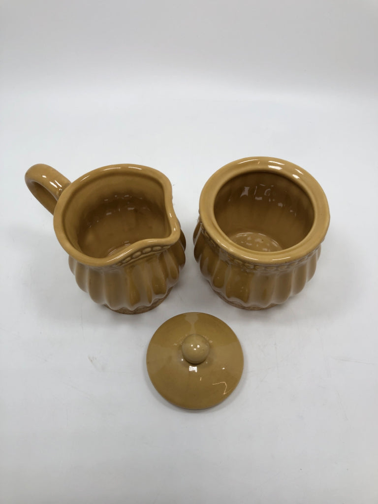 TAN RIBBED SUGAR/CREAMER SET.