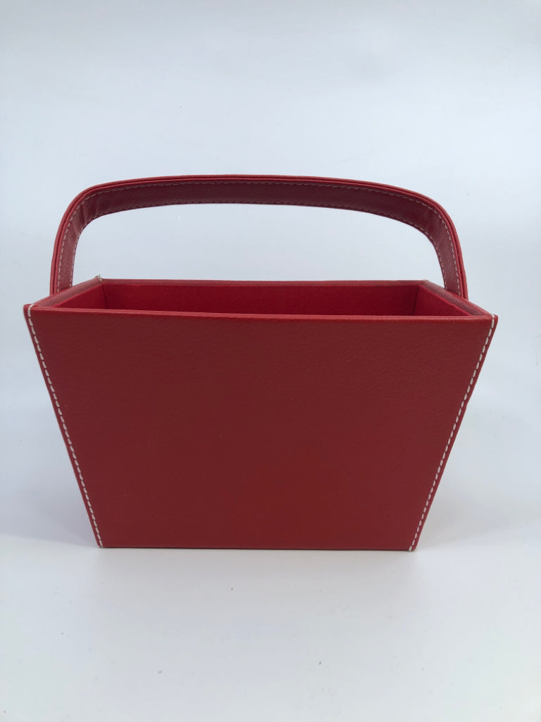 RED RECTANGLE LEATHER BASKET WITH HANDLE.