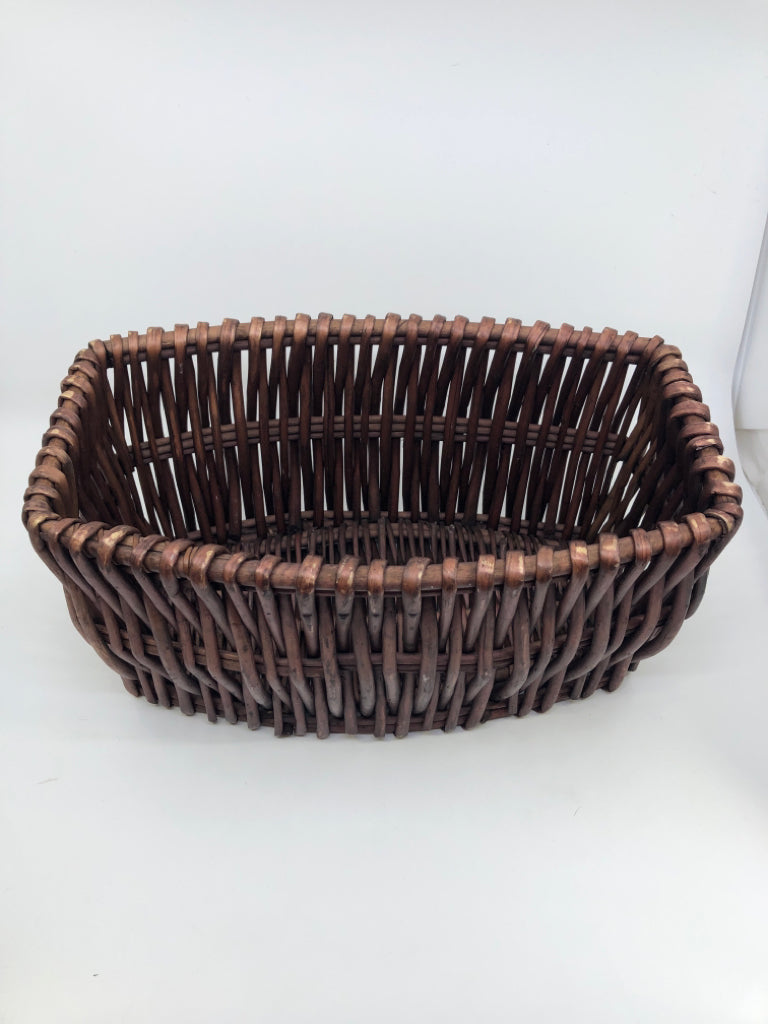 DARK WOVEN RECTANGLE BASKET.