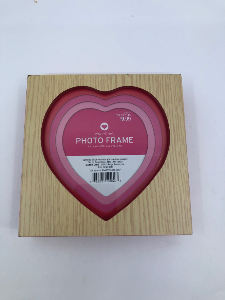 WOOD/GLASS HEART PICTURE FRAME.