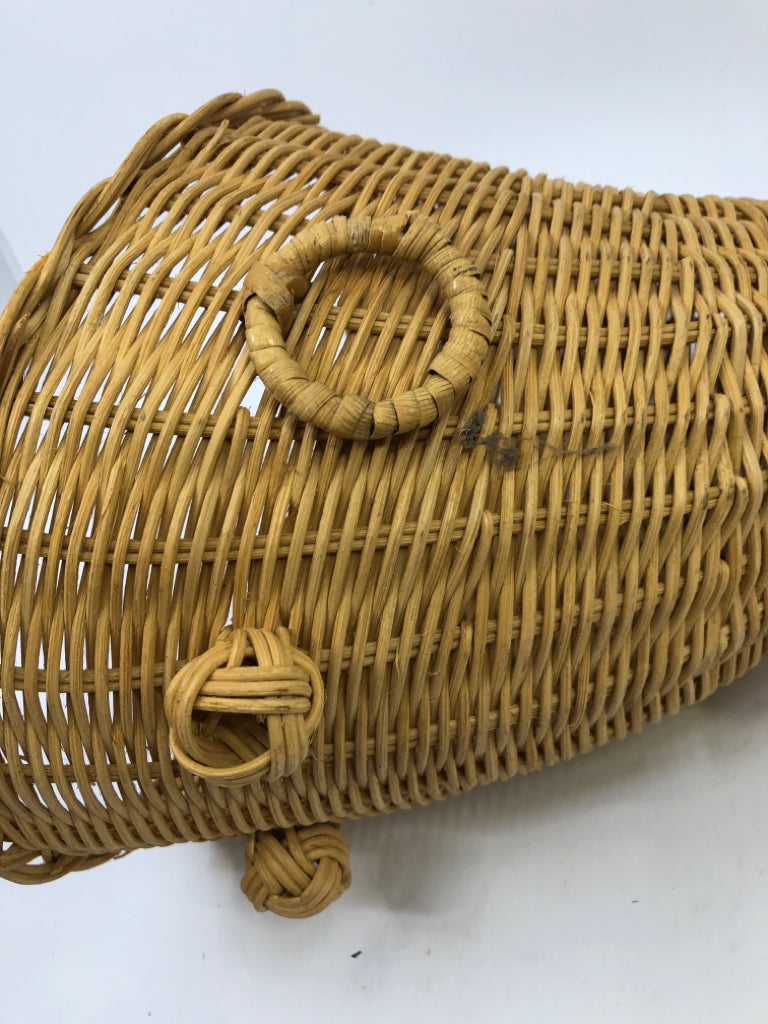 BLONDE CORNUCOPIA BASKET.