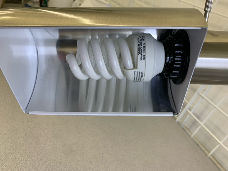 ADJUSTABLE METAL STUDY LIGHT.