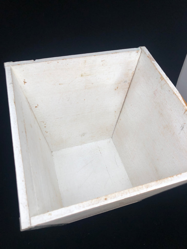 WHITE RUSTIC WOODEN FLOWER PLANTER.
