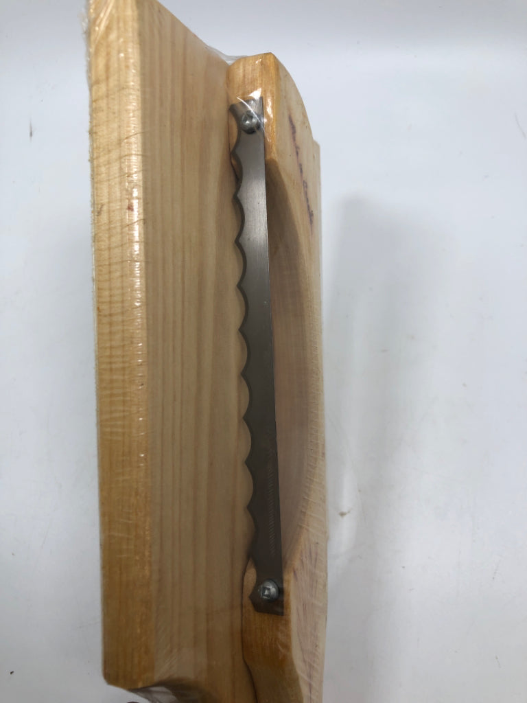 NIP BREAD BOARD W/SLICER.