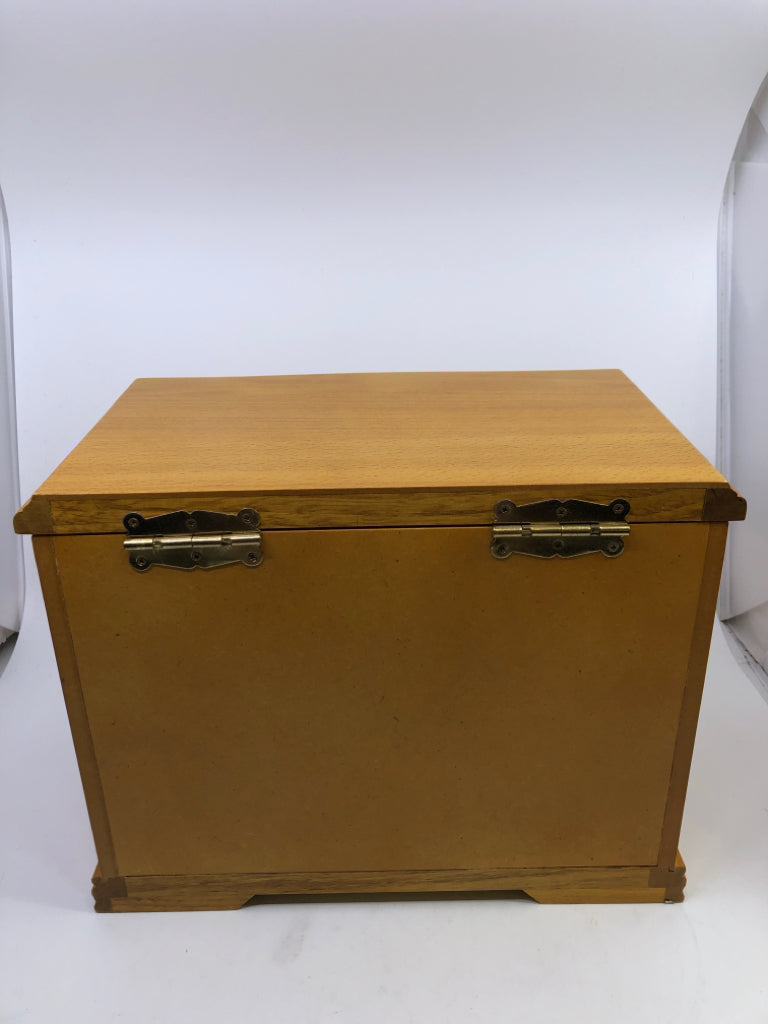 BLONDE WOOD 3 DRAWER JEWELRY BOX.