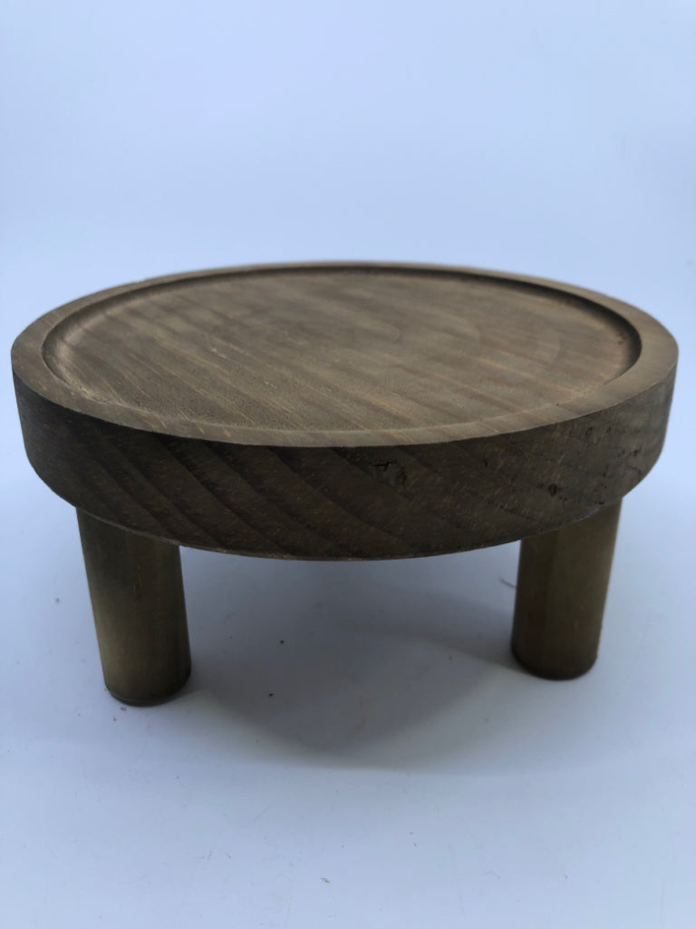 SMALL WOOD 3 FOOTED PLANT STAND.