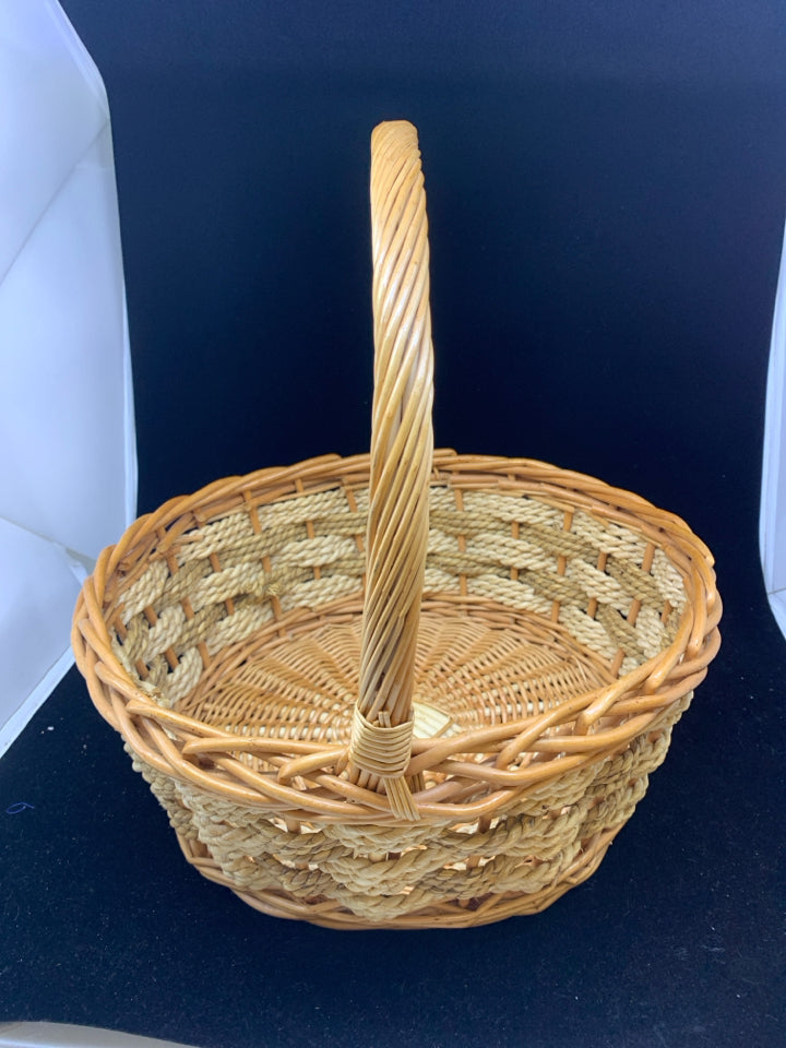 BLONDE BASKET W HANDLE.