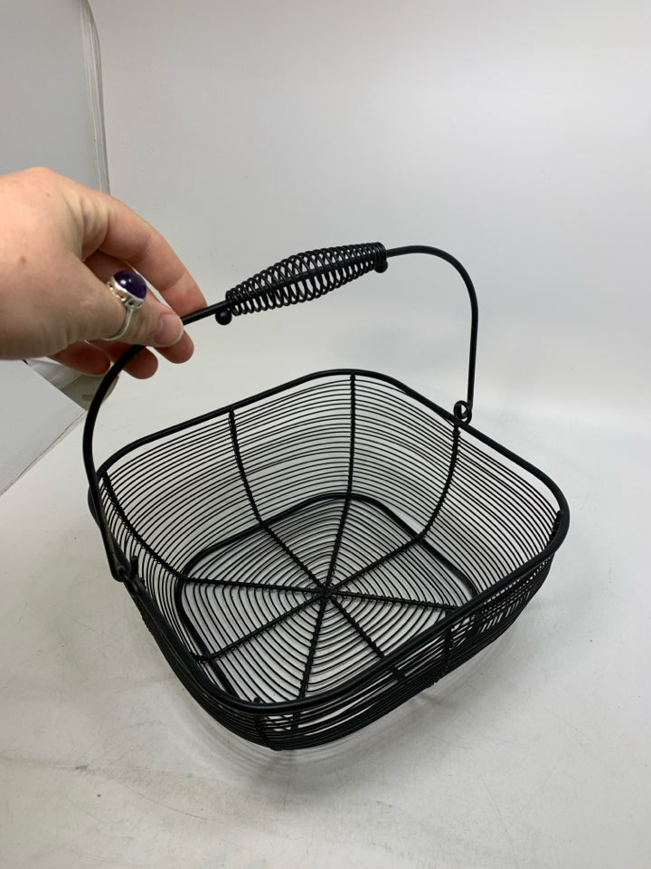 BLACK WIRE BASKET W/ HANDLE.