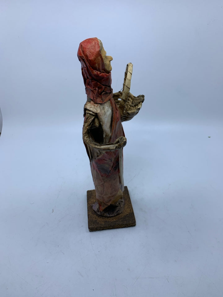 MEXICAN FOLK ART PAPER MACHE FIGURES.