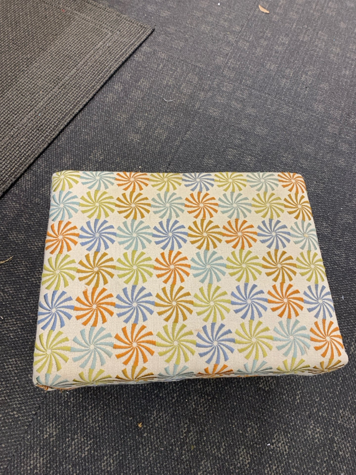 COLORFUL PINWHEEL STOOL W/WOOD LEGS.